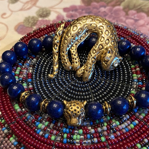 LÁPIZ LAZULI BEADED BRACELET WITH LEOPARD CHARM /ARTICULATED LEOPARD BROOCH - Picture 2 of 9